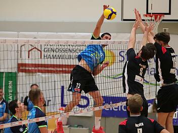 Kaum ein Durchkommen gab es für Branko Damjanovic (am Ball) und Co. gegen den immens starken Krifteler Block. Foto: Jens Feistel