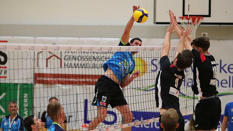 Kaum ein Durchkommen gab es für Branko Damjanovic (am Ball) und Co. gegen den immens starken Krifteler Block. Foto: Jens Feistel