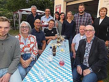 Unser Bild zeigt Heinz Mösch (mit Geschenkkorb) mit seiner Ehefrau Sabine und seinen beiden Töchtern inmitten seiner Gratulanten aus dem Gemeinderat und den Ortsvereinen.