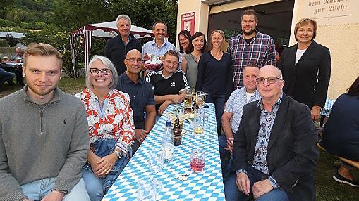 Unser Bild zeigt Heinz Mösch (mit Geschenkkorb) mit seiner Ehefrau Sabine und seinen beiden Töchtern inmitten seiner Gratulanten aus dem Gemeinderat und den Ortsvereinen.