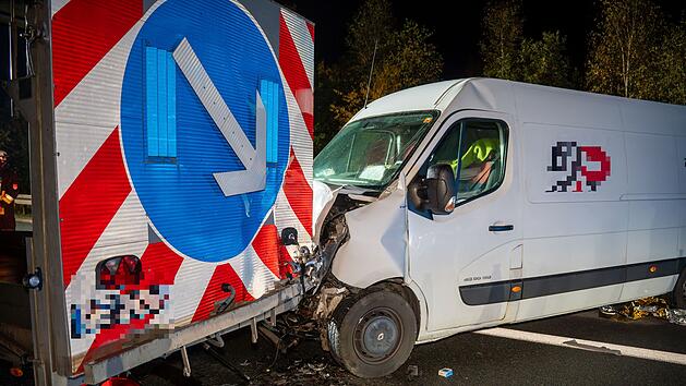 Schwerer Unfall auf der A6 - Transporter kracht in Baustellenanh&auml;nger