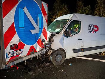 Schwerer Unfall auf der A6 - Transporter kracht in Baustellenanhänger