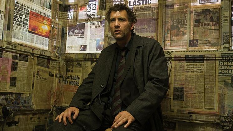 Clive Owen spielt den desillusionierten Beamten Theo, der sich irgendwann doch wieder f&uuml;r die Zukunft der Welt interessiert.