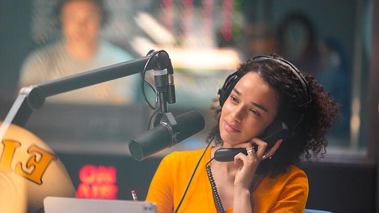 Elvis' Assistentin Mary (Alia Seror O'Neill) ahnt nicht, dass in dem Radiosender bald das totale Chaos ausbrechen wird.