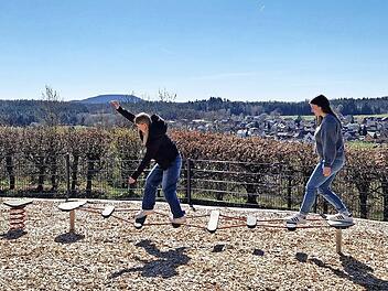 Der Spielplatz unterhalb des Zirkuszeltes ist schon immer sehr beliebt, nicht nur bei G&auml;sten des Bildungshauses auf dem Volkersberg, sondern auch bei Familien auf der Durchreise.