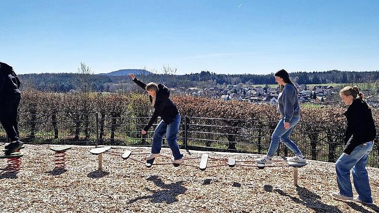 Der Spielplatz unterhalb des Zirkuszeltes ist schon immer sehr beliebt, nicht nur bei G&auml;sten des Bildungshauses auf dem Volkersberg, sondern auch bei Familien auf der Durchreise.