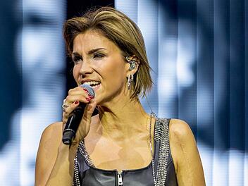 F&uuml;r Auftritte wie diesen bei der "Schlagernacht des Jahres" im November 2024 braucht Anna-Maria Zimmermann viel Energie. Zum Gl&uuml;ck gibt es Schokolade und Energy-Drinks.