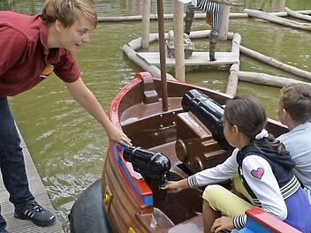 Die Sommerreporterin ist beim Ein- und Aussteigen in die Boote behilflich. In das Kostüm des Dinolino möchte sie äußerst ungern schlüpfen. Bei den Temperaturen..  Foto: Rinklef