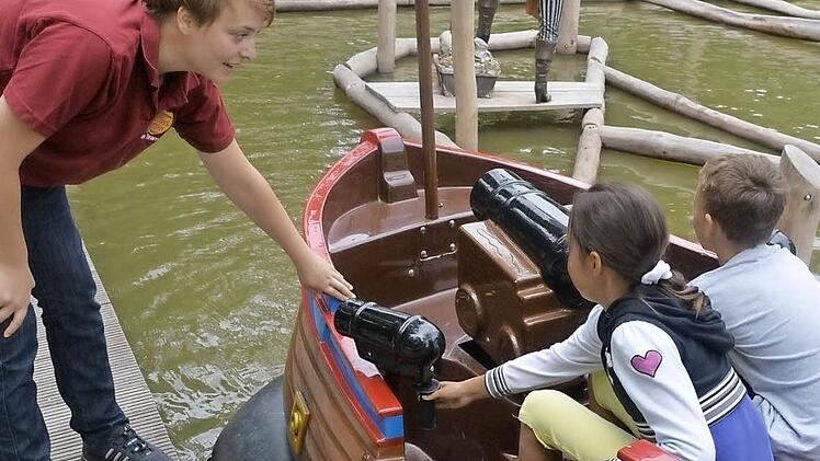 Die Sommerreporterin ist beim Ein- und Aussteigen in die Boote behilflich. In das Kostüm des Dinolino möchte sie äußerst ungern schlüpfen. Bei den Temperaturen..  Foto: Rinklef