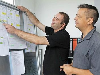 Christian Jungkunz (links) ist der erste Azubi bei Rauschert, der den Beruf des Produktionstechnologen lernt. Mit im Bild Betriebsleiter für Zündkomponenten, Ralf Drechsel (rechts).  Foto: Veronika Schadeck