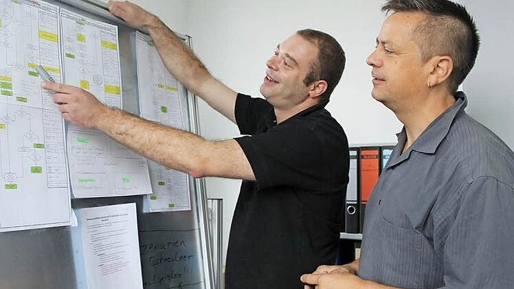 Christian Jungkunz (links) ist der erste Azubi bei Rauschert, der den Beruf des Produktionstechnologen lernt. Mit im Bild Betriebsleiter für Zündkomponenten, Ralf Drechsel (rechts).  Foto: Veronika Schadeck