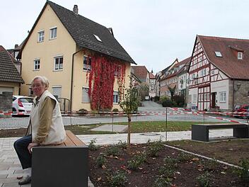 Edeltrud Müller sitzt das erste Mal auf einer der neuen Bänke. Ein bisschen hat auch sie sich gewundert, dass keine eine Lehne hat. Foto: H. Beudert
