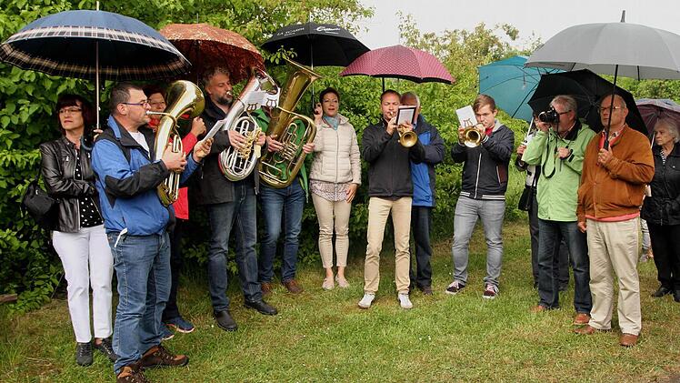 Viele Bürger nahmen an dem Festakt teil und Musiker des Blasorchesters sorgten für die musikalische Umrahmung.