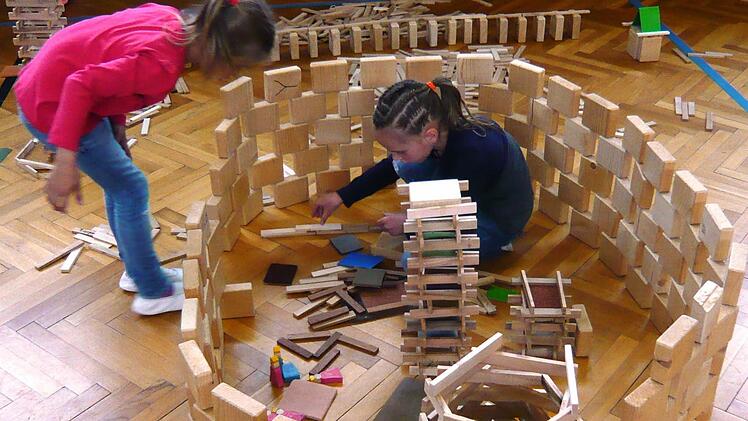 Beim Freizeitprogramm der Kinderkiste bauen Kinder ihre eigene Welt. Foto: KinderKiste