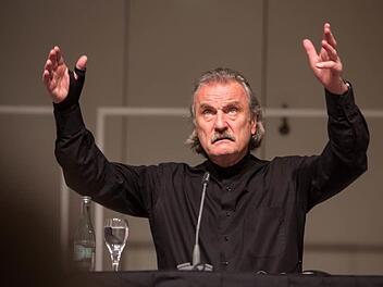 Christoph Ransmayr begleitete seine Lesung gestenreich.  Foto: Barbara Herbst