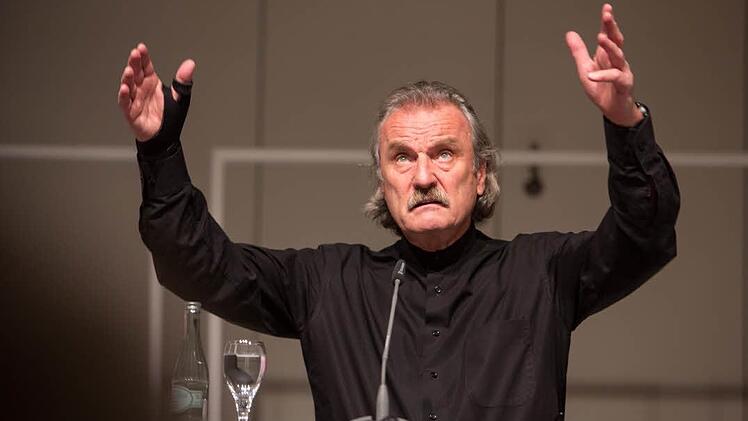 Christoph Ransmayr begleitete seine Lesung gestenreich.  Foto: Barbara Herbst