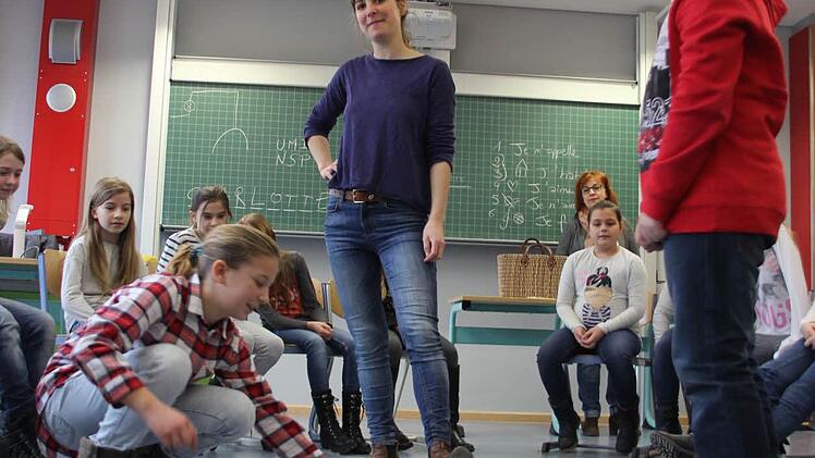 Bei einem spielerischen Wettbewerb treten unter anderem Anna und Ahmet (beide 11) gegeneinander an.