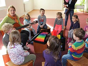 Die neuen "Boomwhackers" und die Klangbausteine werden sogleich von den Kindern der musikalischen Früherziehung getestet. Musiklehrerin Birgit Frech zeigt die Anwendung.  Foto: Julia Raab