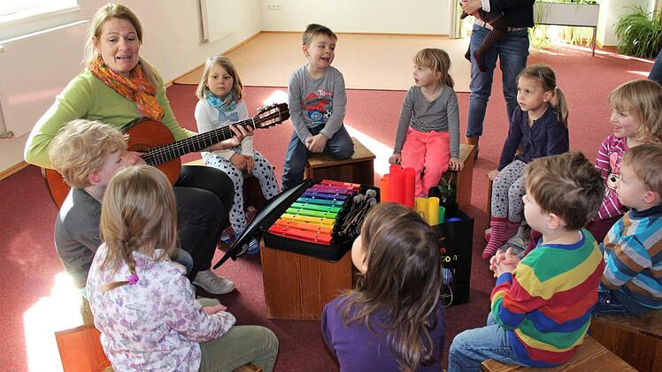 Die neuen "Boomwhackers" und die Klangbausteine werden sogleich von den Kindern der musikalischen Früherziehung getestet. Musiklehrerin Birgit Frech zeigt die Anwendung.  Foto: Julia Raab