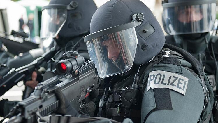 Er hatte gedroht, seine Nachbarin umzubringen. Kurze Zeit später  stürmten Spezialeinheiten im Kreis Erlangen-Höchstadt die Wohnung des 21-Jährigen .   Symbolbild: Boris Roessler/dpa