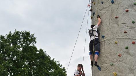 Für manche gar nicht so einfach: Die Höhe beim Klettern am Turm. Foto: Larissa Händel