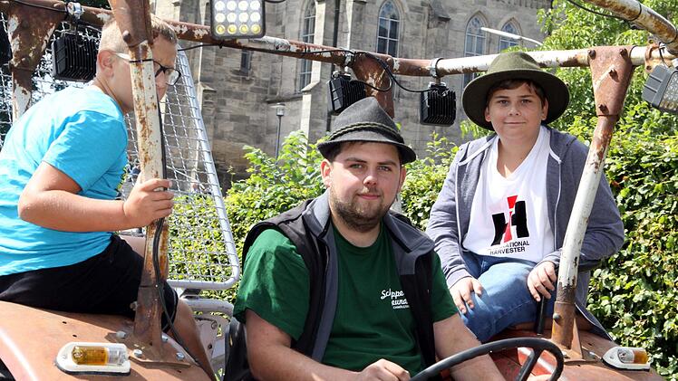 Der alte Traktor erfreut die jungen Leute.Michael Wunder