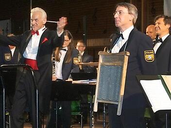 Dass auch ein Waschbrett durchaus als Musikinstrument dienen kann, zeigte das Polizeiorchester Bayern 2017.  Fotos: Martin Rebhan