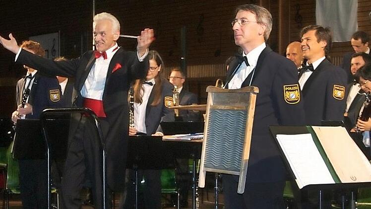 Dass auch ein Waschbrett durchaus als Musikinstrument dienen kann, zeigte das Polizeiorchester Bayern 2017.  Fotos: Martin Rebhan