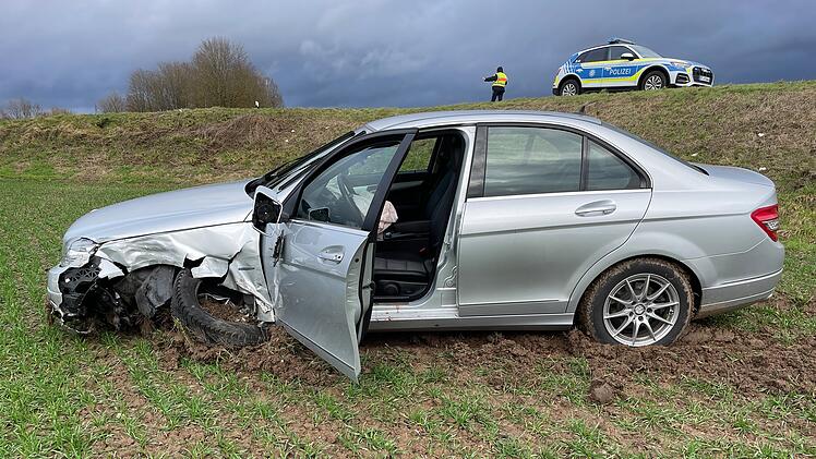 Verkehrsunfall im Kreis Coburg: 77-Jähriger gerät auf Gegenfahrbahn