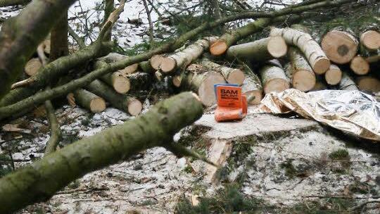 An der Unglücksstelle im Wald lagen am Sonntag noch eine Rettungsdecke sowie eine biegbare Schiene, mit der zum Beispiel Brüche versorgt werden können.  Foto: Frank Spitzenpfeil