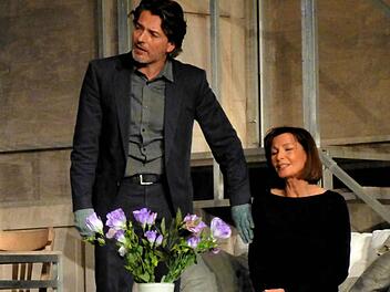Susanne Uhlen als blinde Susy Hendrix, die beinahe hereinfällt auf den Gangster Mike Talman (Pascal Breuer), der sich als Freund ihres Mannes ausgibt und so in ihre Wohnung eindringt, in Frederick Knotts Thriller "Warte, bis es dunkel ist" im Kurtheater.  Foto: Gerhild Ahnert