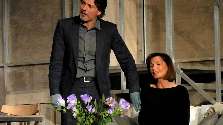 Susanne Uhlen als blinde Susy Hendrix, die beinahe hereinfällt auf den Gangster Mike Talman (Pascal Breuer), der sich als Freund ihres Mannes ausgibt und so in ihre Wohnung eindringt, in Frederick Knotts Thriller "Warte, bis es dunkel ist" im Kurtheater.  Foto: Gerhild Ahnert