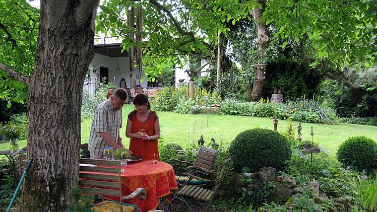 Gerti und Heinz Fridrich sind stolz auf ihren großen Garten. Fotos: Niemann