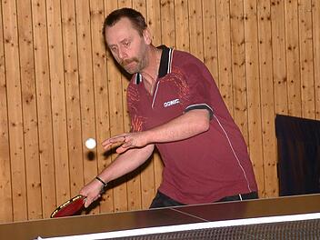 Beim 8:8 des FC Pressig gegen den Spitzenreiter TSV Ebersdorf blieb Klaus Neubauer in seinen beiden Einzeln und im Doppel ungeschlagen.  Foto: Hans Franz