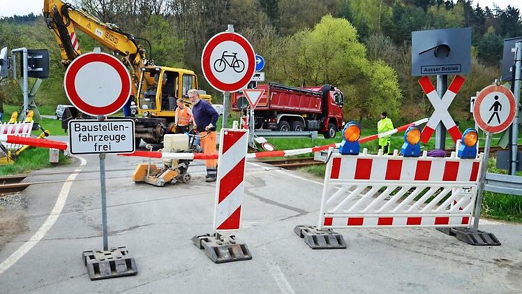 Der Belag am Bahnübergang "Weiherweg" wurde routinemäßig abgefräst. Heute wird ein neuer, gummierter Belag aufgebracht. Foto: Dieter Hübner