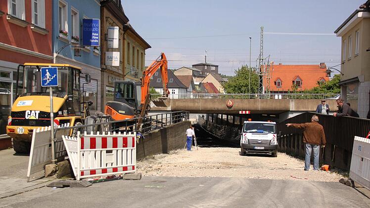 In diesem Bereich der Coburger Straße wurde am Montag eine Gasleitung beschädigt. Foto: Matthias Einwag