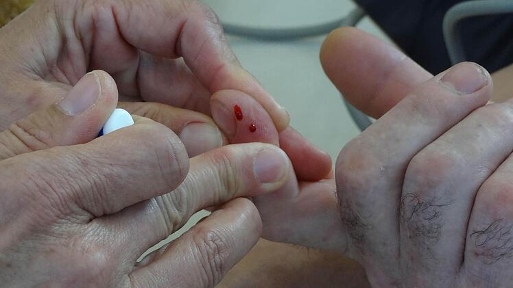 Ein Tropfen Vollblut: Für Diabetiker gehört das mehrmals tägliche Blutzuckermessen zum Alltag. Ein Tropfen Vollblut aus der Fingerkuppe reicht aus, um mit einem handlichen Blutzuckermessgerät für zuhause den Blutzuckerspiegel zu bestimmen.  Foto: Johanna Eckert