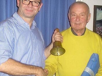 Der ehemalige Ortssprecher Heinz Falkenhain (rechts) übergibt die Ortsschelle an den Ortsbeauftragten Thomas Reuter.  Foto: BL