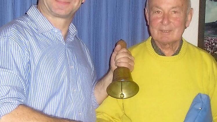 Der ehemalige Ortssprecher Heinz Falkenhain (rechts) übergibt die Ortsschelle an den Ortsbeauftragten Thomas Reuter.  Foto: BL