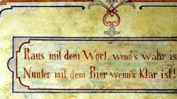Im ehemaligen Gastzimmer der Brauereigaststätte Göller, die heute als Wohnung dient, ist noch dieser Spruch erhalten.