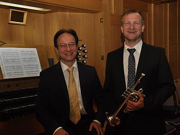 Roland Grau (Trompete) und Burhard Ascherl (Orgel) passen gut zusammen. Mit einem festlichen Trompetenkonzert begeisterten sie die Zuhörer in der Herz-Jesu-Stadtpfarrkiche. Foto: Peter Klopf