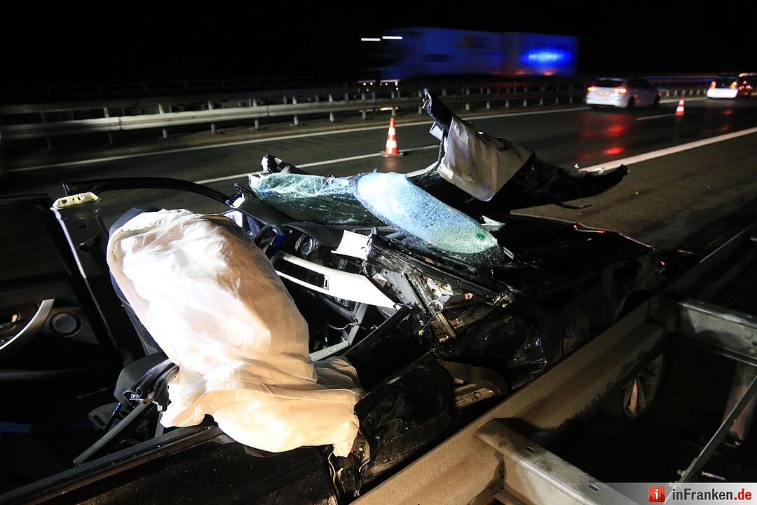 Fahranfänger schleudert mit BMW in Lastwagen - Vater bei Crash eingeklemmt und schwerst verletzt