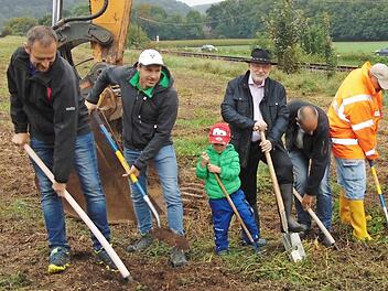 Spatenstich zu einem Projekt, von dem sowohl Weißenohe als auch Igensdorf profitieren sollen.  Foto: Petra Malbrich
