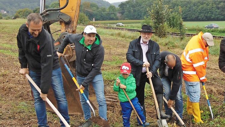 Spatenstich zu einem Projekt, von dem sowohl Weißenohe als auch Igensdorf profitieren sollen.  Foto: Petra Malbrich