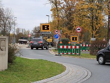 Die provisorische Zufahrt vom Karpfenkreisel in die Höchstadter Innenstadt muss ab 13. November   fünf  Tage gesperrt werden. Für  die  Asphaltierung der neuen Flutbrücke wird  auch der nördliche Teil des  Kreisverkehrs als Arbeitsbereich benötigt.  Foto: Andreas Dorsch