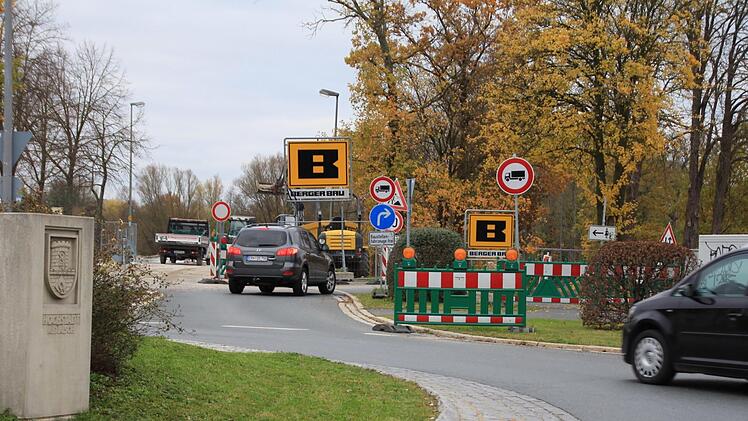 Die provisorische Zufahrt vom Karpfenkreisel in die Höchstadter Innenstadt muss ab 13. November   fünf  Tage gesperrt werden. Für  die  Asphaltierung der neuen Flutbrücke wird  auch der nördliche Teil des  Kreisverkehrs als Arbeitsbereich benötigt.  Foto: Andreas Dorsch