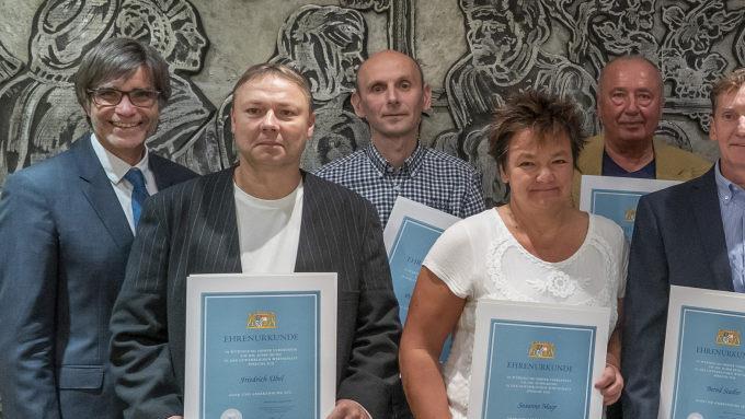 HWK-Hauptgesch&auml;ftsf&uuml;hrer Thomas Koller (links) und HWK-Pr&auml;sident Thomas Zimmer (rechts) zeichneten mit Friedrich &Uuml;bel, Peter Reikanhas, Susanne Mayr, Heinz Wanderer, Bernd Stadler, Friedrich G&ouml;lkel, Hermann N&auml;ther und Hans-Michael K&ouml;stner (von links) die Verdienten Ausbilder des oberfr&auml;nkischen Handwerks 2018 aus. Foto: Andreas Harbach