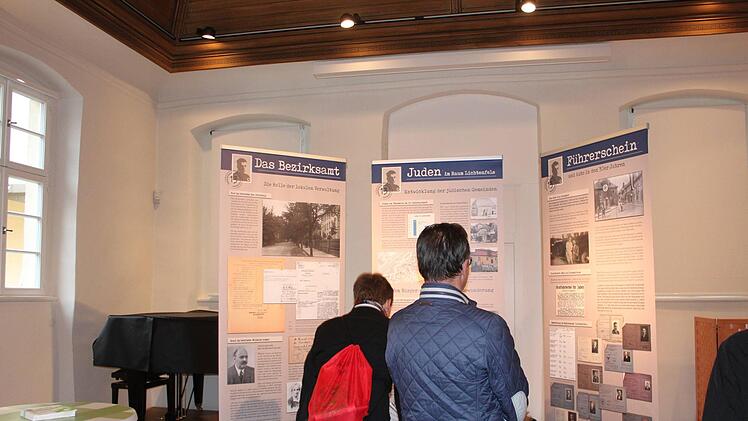 In der ehemaligen Synagoge in Lichtenfels ist weiterhin die Ausstellung "13 Führerschein - 13 jüdische Schicksale" zu sehen. Sie ist nach einem Fund der Dokumente im Zuge eines Schulprojektes entstanden.