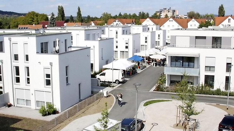 Diese Häuser hat das Evangelische Siedlungswerk auf dem alten Hallenbadgelände in Forchheim errichtet.  Symbolfoto: Josef Hofbauer