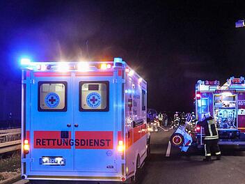 Bei dem Unfall auf der A7 mit einem Mannschaftsbus wurden f&uuml;nf Jugendspieler und der Busfahrer schwer verletzt. Sie und zwei weitere Spieler wurden ins Krankenhaus gebracht. Symbolbild: Merzbach/News5